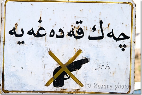 Photos panneaux signalisation Kurdistan Armes à feu interdites