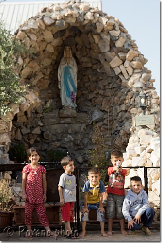Petits Chrétiens de Qaraqosh devant une statue de la Vierge
