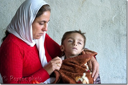 Mère yézidie et son petit garçon malade - Lalesh