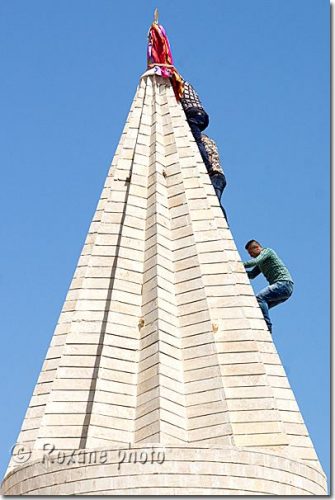 Remplacement des foulards à Mam Shivan