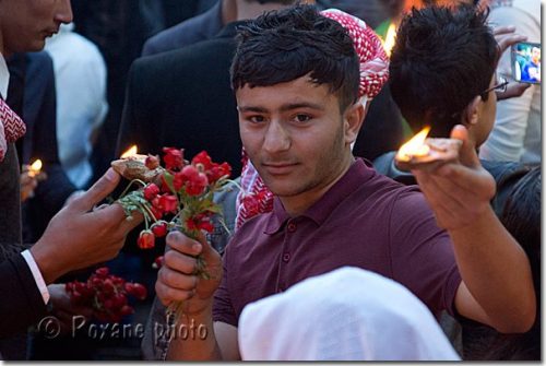 Yézidi avec des anémones rouges et une chandelle