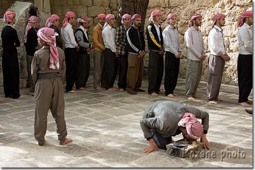 Yézidis dans la cour du Temple de Lalesh - Yazidi men near the Lalesh Temple