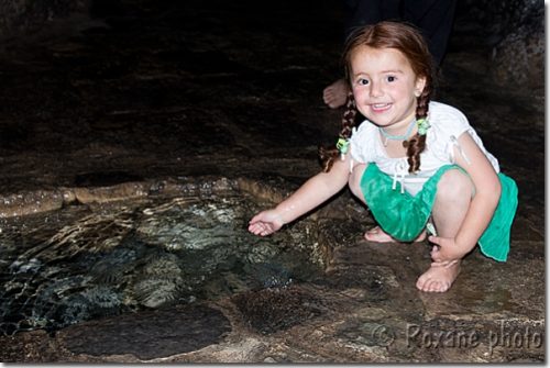 Petite fille yézidie près de la source Zemzem située sous le Temple de Lalesh - Yazidi girl near the Zemzem spring in the Lalesh Temple