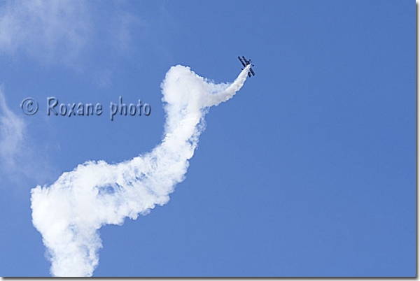 Démonstration de voltige - Pitts S-2S Special Purple Violet Acromach - Aerobatic demonstration - Pitts S-2S Special Purple Violet Acromach - Meeting aérien Sky Show - Airshow Sky Show - Pontoise 