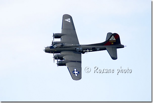 Super forteresse B17 Pink Lady Boeing - B-17 Flying Fortress - Meeting aérien de Pontoise - Airshow Sky Show - Pontoise 