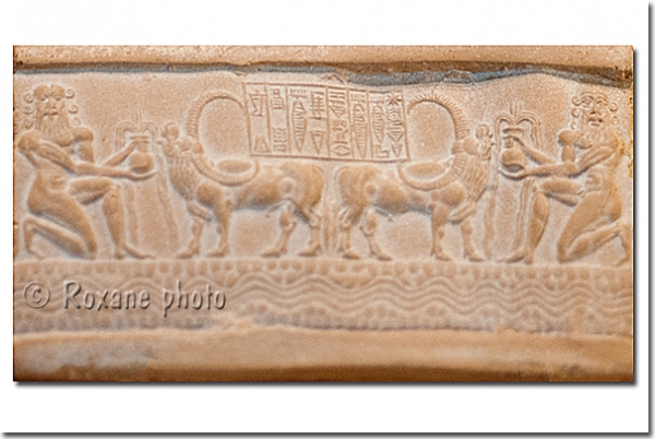 Sceau cylindre - Héros et buffles - Cylinder seal - Heroes and buffaloes - Louvre - Paris - France