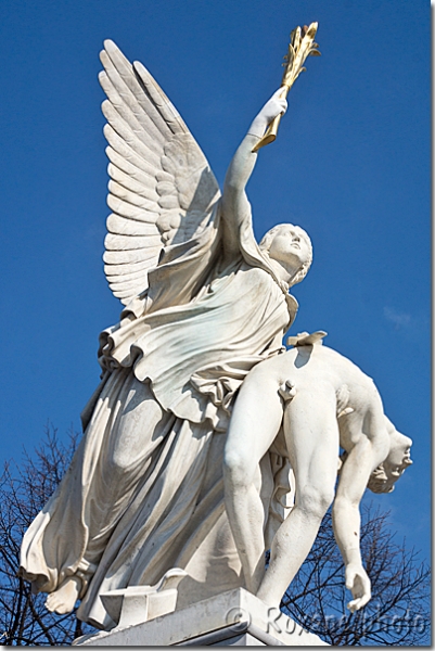 Statue d'une déesse de la Victoire et d'un guerrier - Statue of a goddess of Victory and a warrior - Berlin