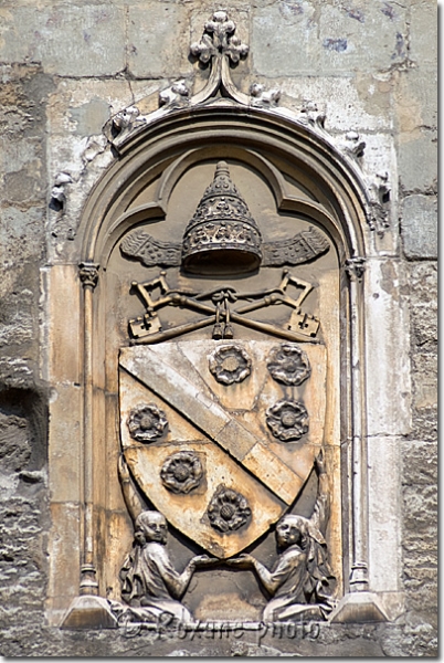 Blason papal - Palais des Papes - Palais Neuf - Papal blazonry - Avignon - France