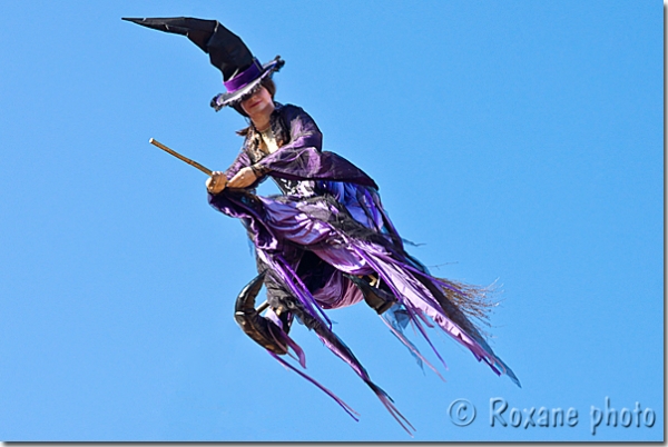 Sorcière sur son balai - Witch on her broom - Fête du citron - Menton