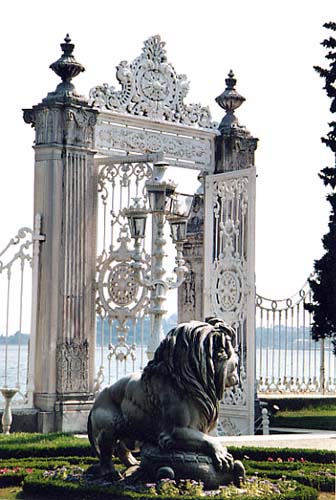 besiktas_dolmabahce_palaisvuebosphore01